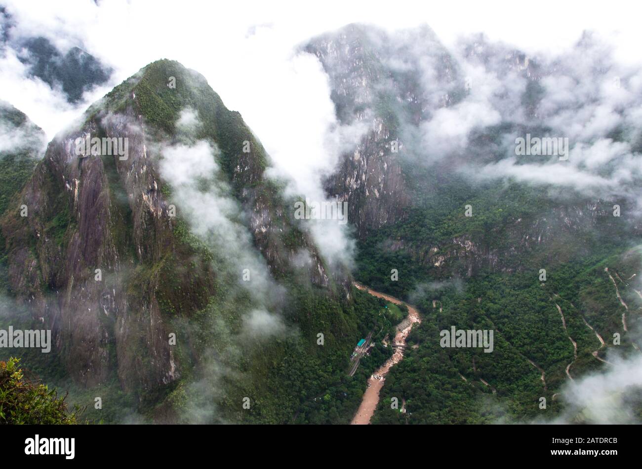 Montagne a Machu Picchu Città perduta di Inkas in Perù con nebbia e nuvoloso Foto Stock
