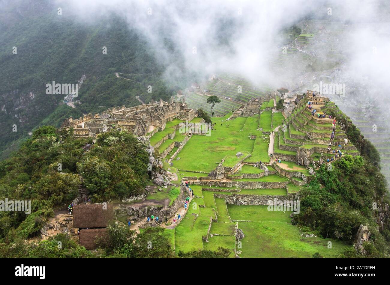 Montagne a Machu Picchu Città perduta di Inkas in Perù con nebbia e nuvoloso Foto Stock