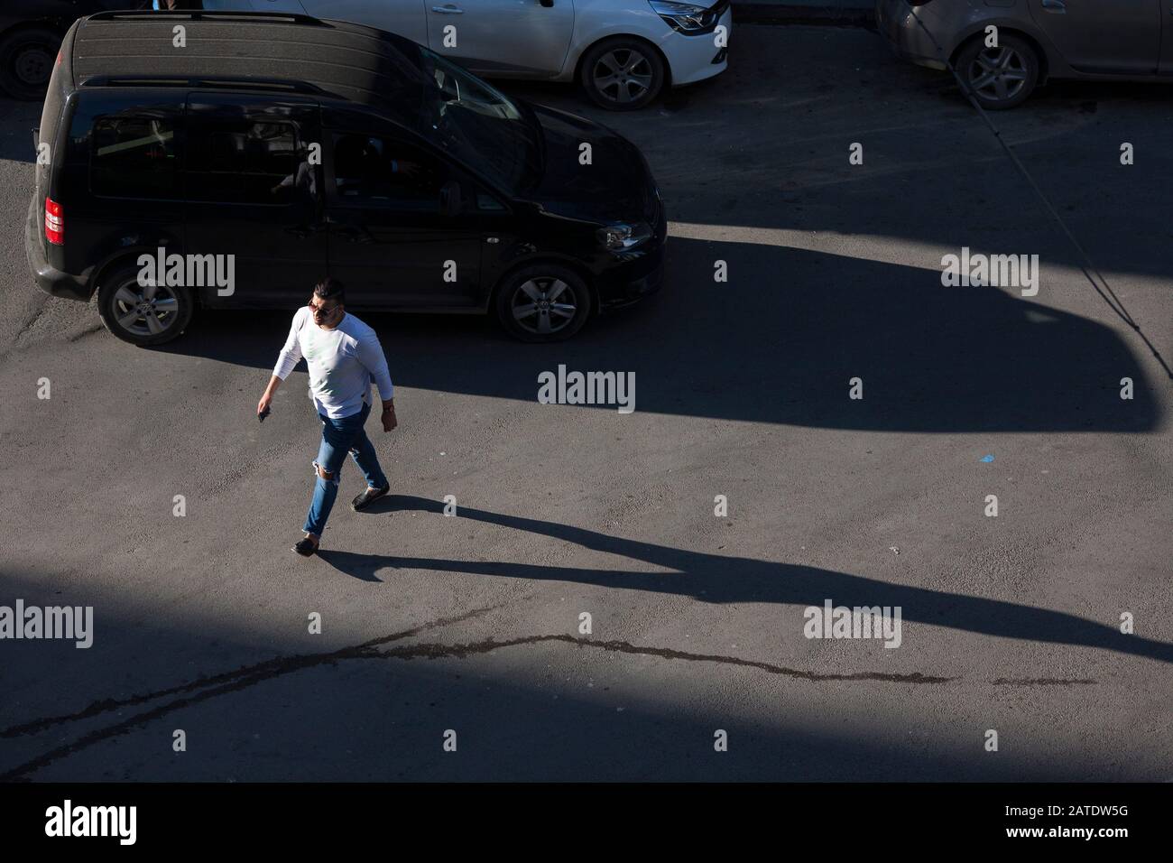 Ombre di persone che attraversano un passaggio pedonale a volte chiamato Zebra Crossing nel centro di Algeri, Algeria Foto Stock