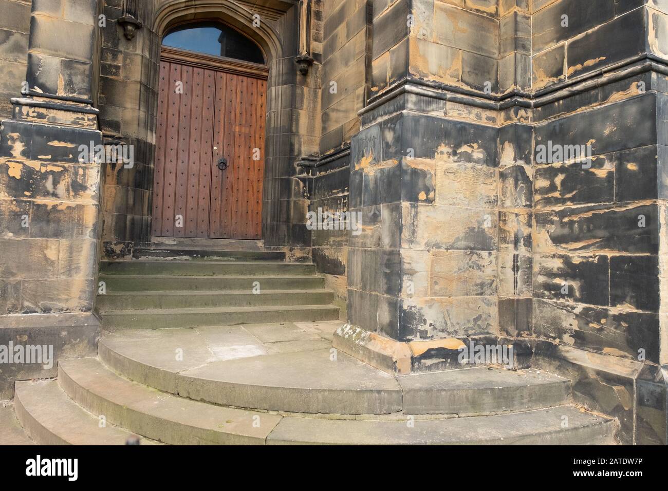 Vecchia grande porta vittoriana in legno (1846) e gradini in pietra, presso l'Assembly Hall di Edimburgo, Scozia Foto Stock