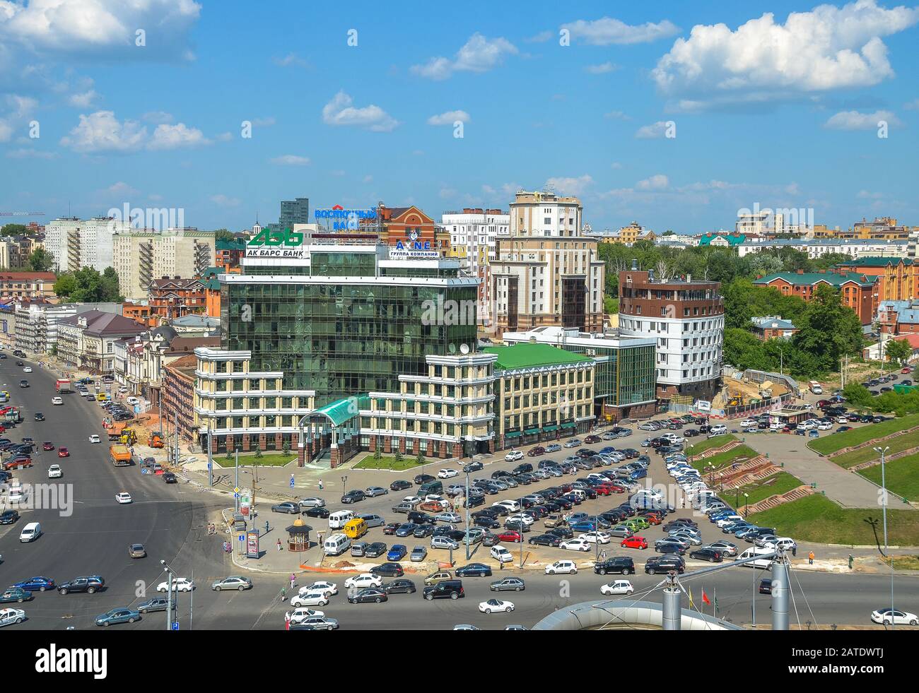 KAZAN, RUSSIA - 6 GIUGNO. 2016: Veduta aerea di Bauman Street e del campanile della Cattedrale dell'Epifania, Kazan, Russia. Centro della città di Kazan Foto Stock