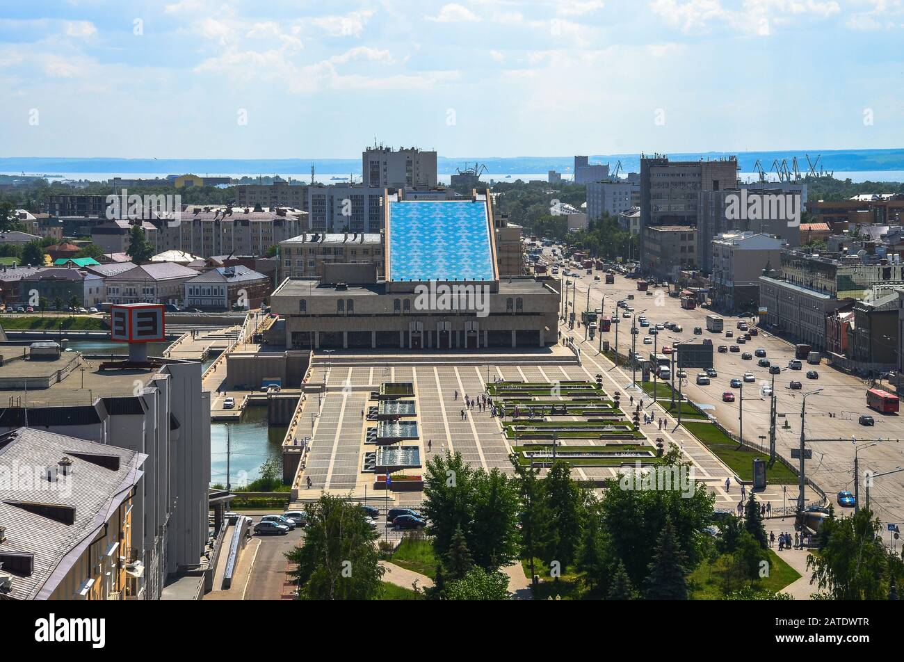 Kazan, RUSSIA - 10 GIUGNO 2016: Paesaggio urbano di Kazan, Repubblica Tatarstan, Russia. Ripresa dal tetto della città di Kazan. Veduta aerea del centro di Kazan Foto Stock