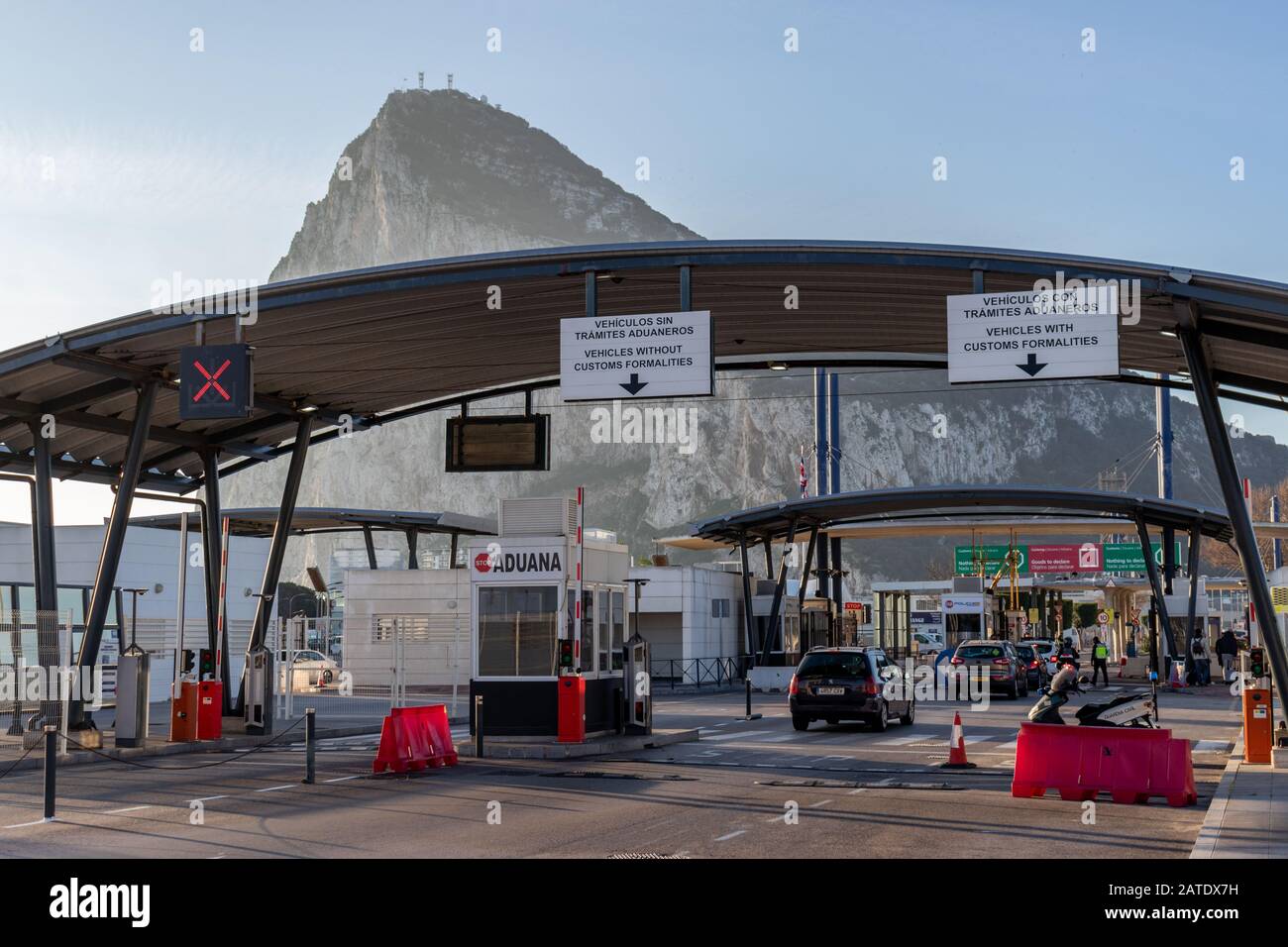 Gibilterra, Regno Unito. 02nd Feb, 2020. Le automobili che entrano a Gibilterra normalmente la prima domenica dopo il credito Brexit: Dino Geromella/Alamy Live News Foto Stock