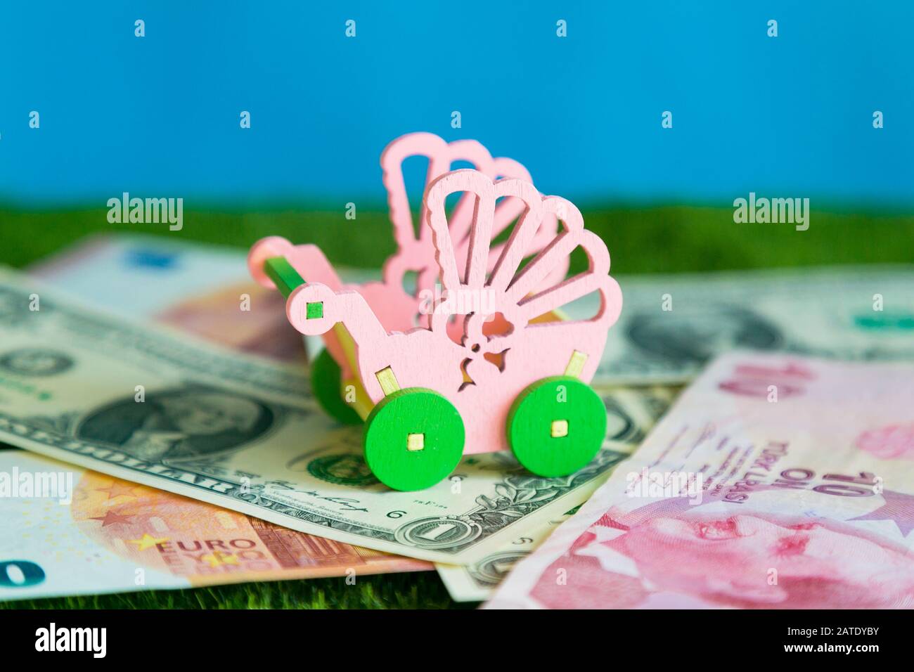 Fotografia concettuale, costo di mantenimento di un bambino, spese per la raccolta di cibo, abbigliamento e istruzione. Foto Stock