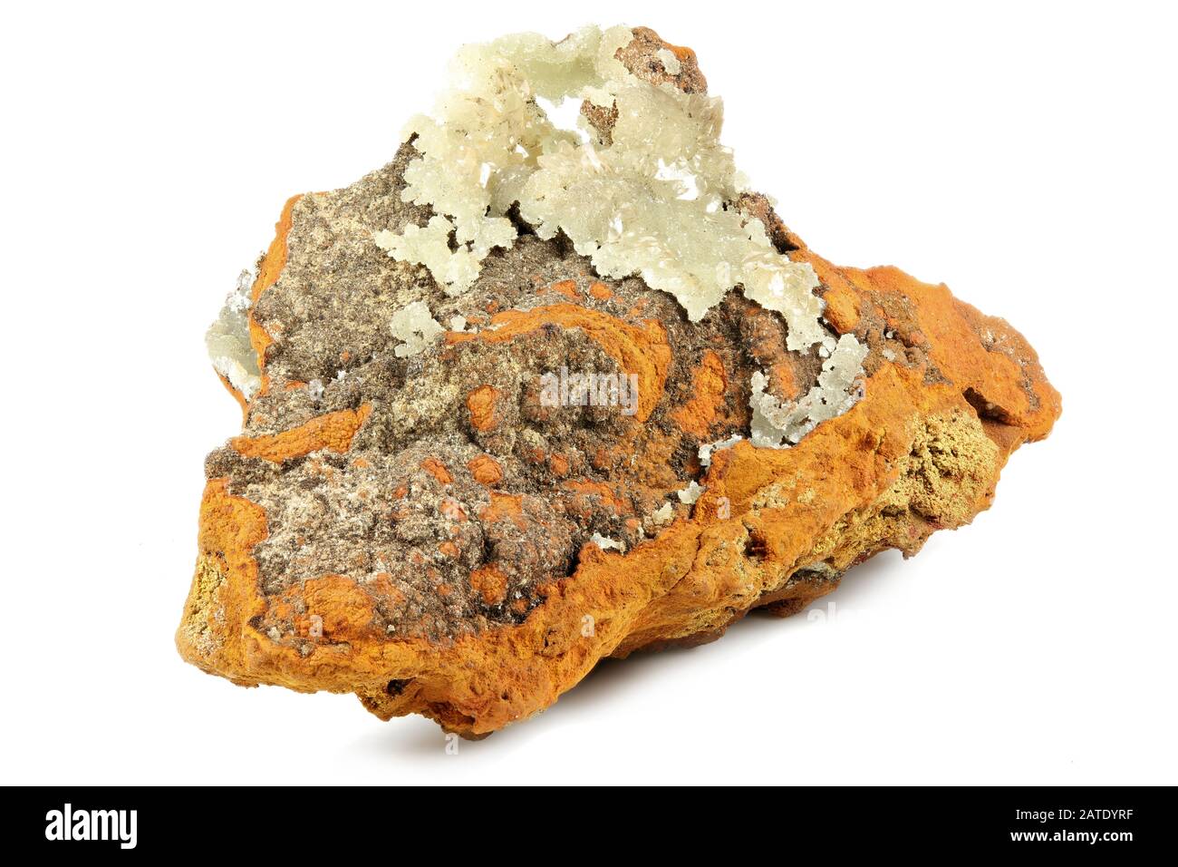 Smithsonite da la miniera di Ojuela, Messico isolato su sfondo bianco Foto Stock