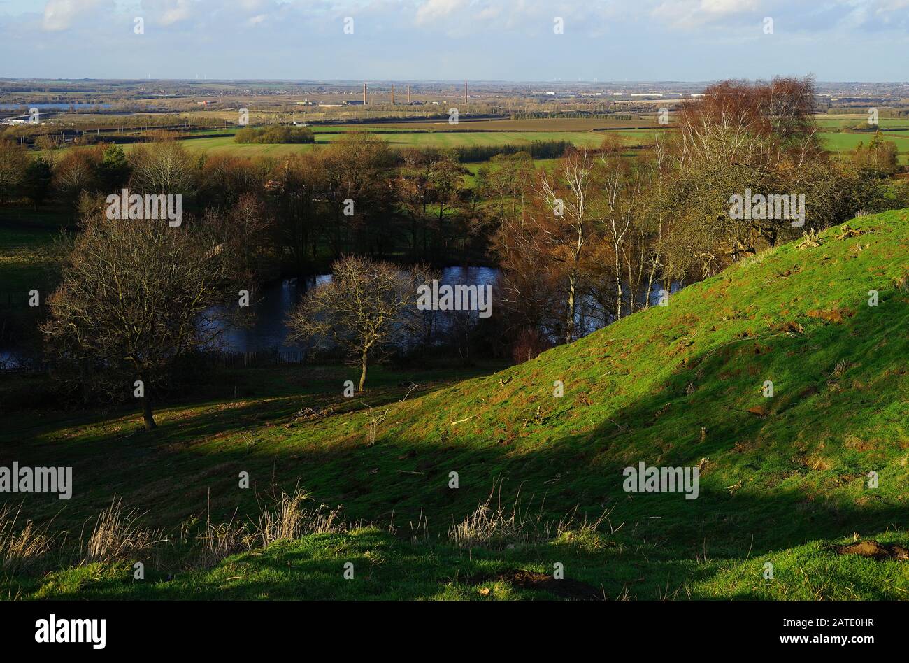 Una vista dal Parco Amsthill attraverso il lago e Marston vale Foto Stock