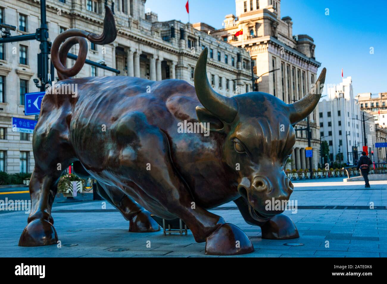 La Shanghai Bull di Arturo di Modica, con la storica Customs House e gli ex edifici di Hong Kong e Shanghai Banking Corporation sullo sfondo. Foto Stock