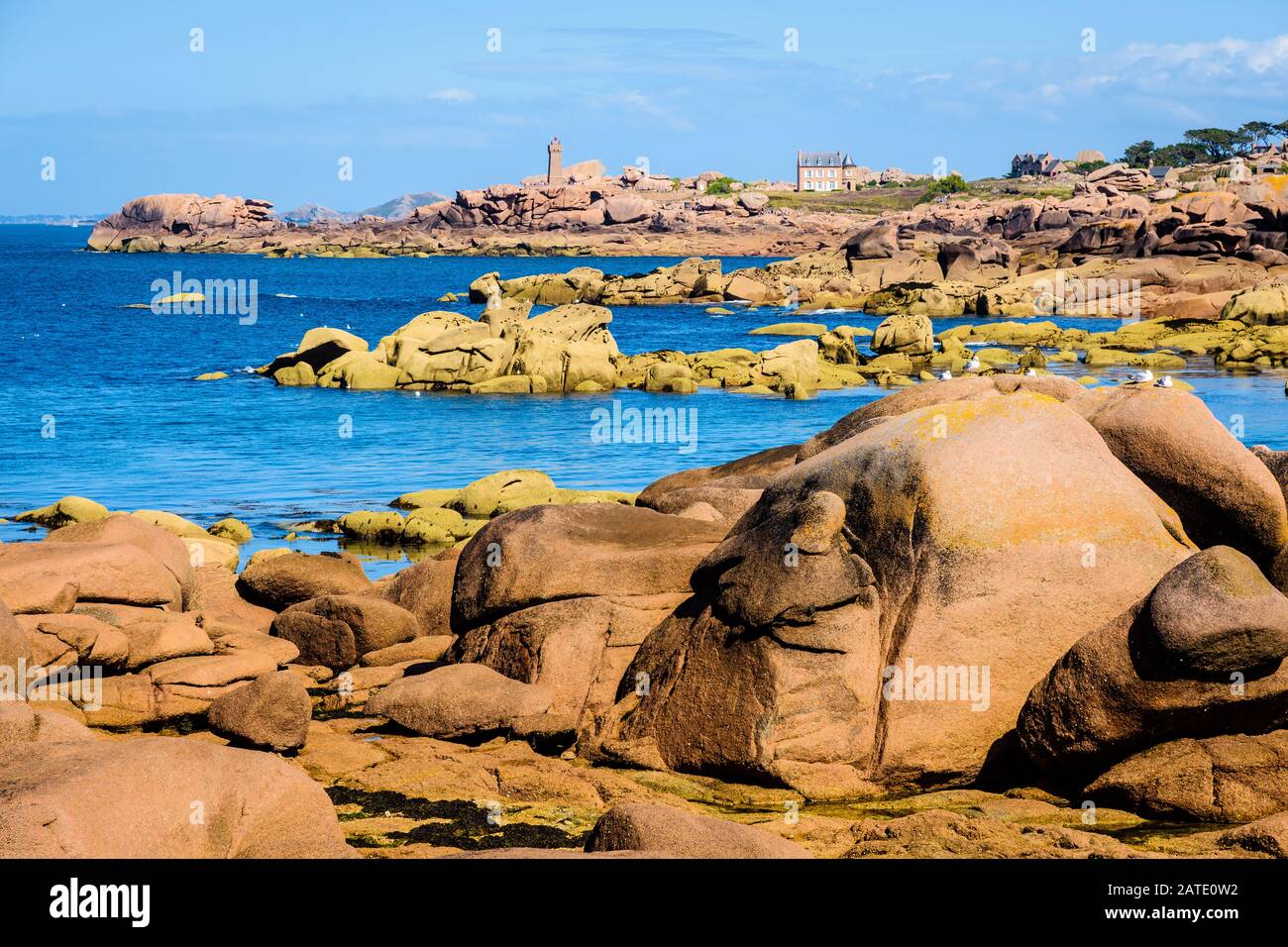 Seascape della Costa di granito Rosa in Bretagna, Francia, con massi di  granito rosa in primo piano e il faro Ploumanac'h in lontananza Foto stock  - Alamy