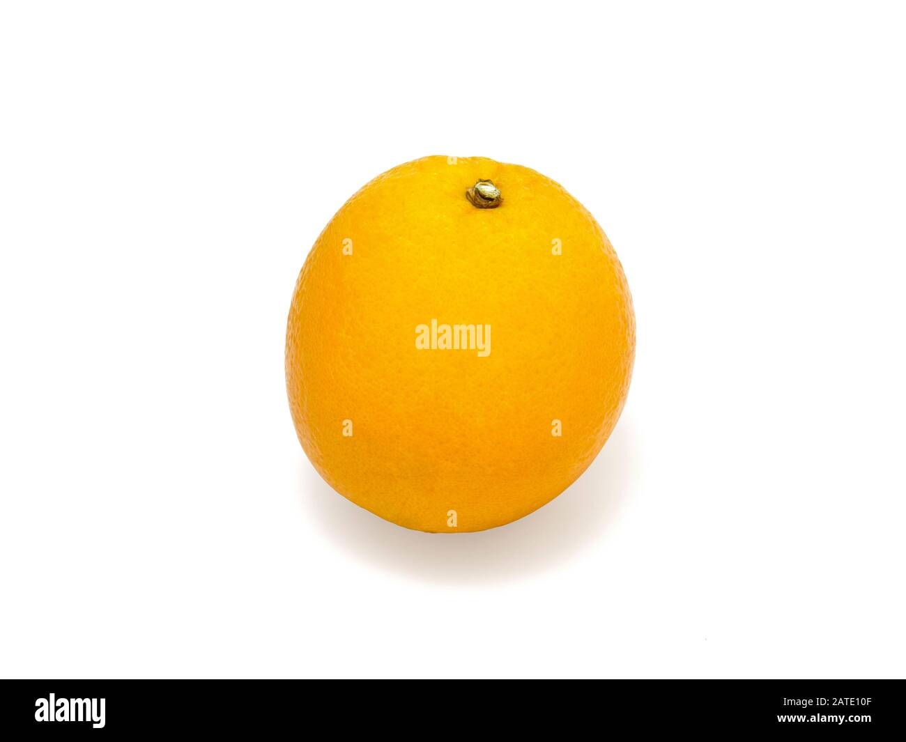 Arancione fresco isolato su sfondo bianco con tracciato di ritaglio. Foto Stock