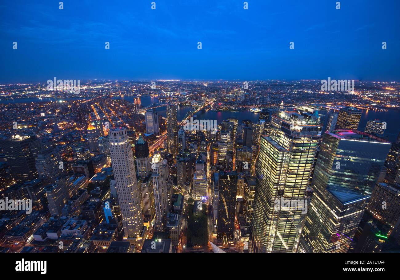 New York City Manhattan Times Square panorama vista aerea di notte con edificio per uffici skyline di grattacieli illuminati da fiume Hudson. Foto Stock