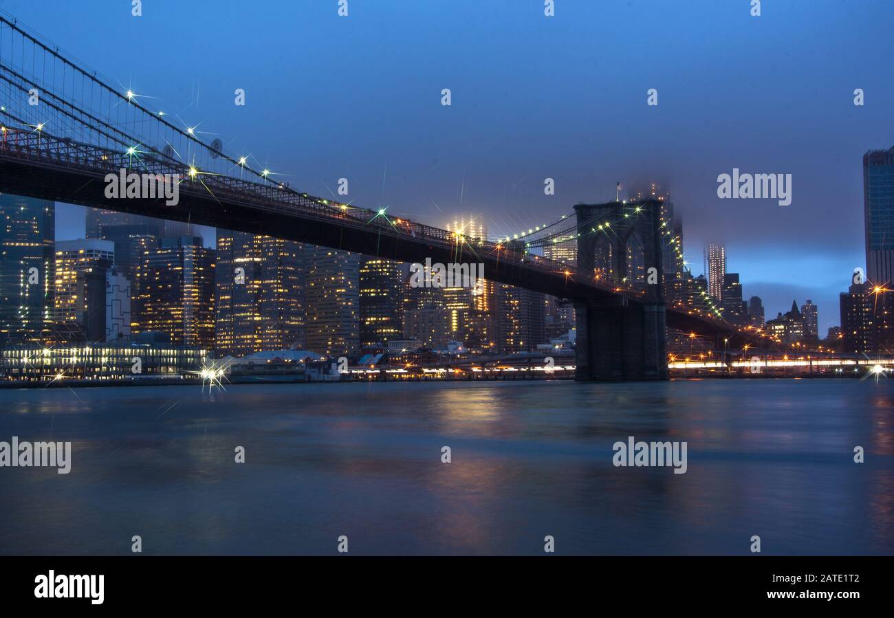 Vista notturna dello skyline di Manhattan. Paesaggio notturno di New York Foto Stock