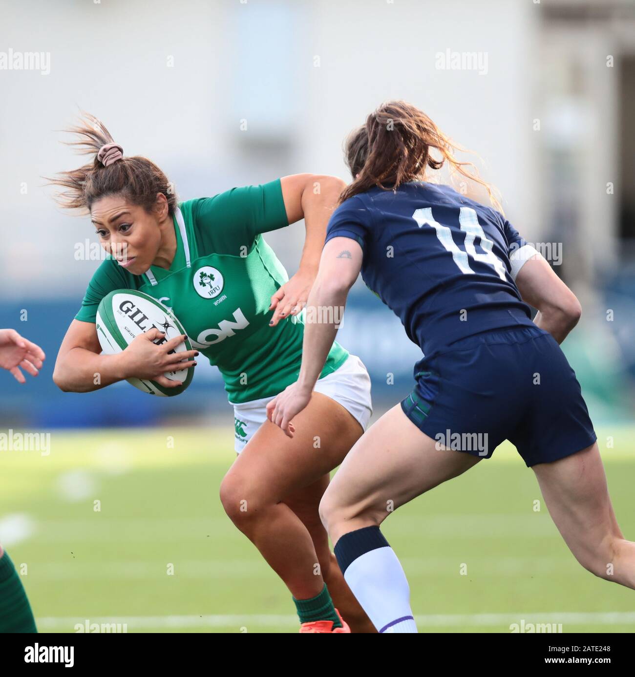 Energia Park, Dublino, Leinster, Irlanda. 2nd Feb, 2020. International Womens Rugby, Six Nations, Ireland Versus Scotland; Sene Naoupu (Irlanda) Carica All'Interno Di Rhona Lloyd (Scozia) Credito: Action Plus Sport/Alamy Live News Foto Stock