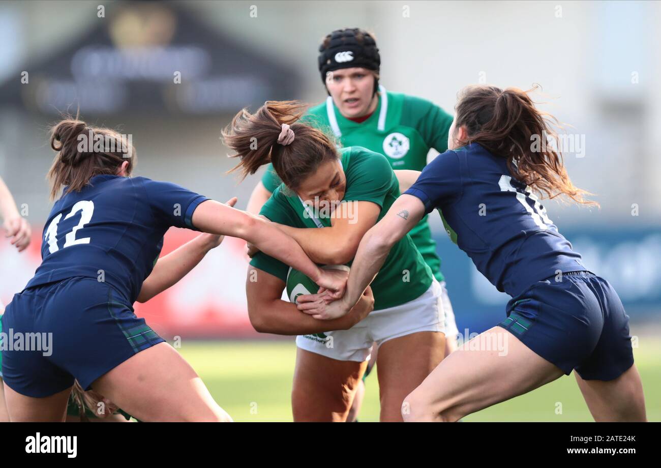 Energia Park, Dublino, Leinster, Irlanda. 2nd Feb, 2020. International Womens Rugby, Six Nations, Ireland Versus Scotland; Sene Naoupu (Irlanda) È Affrontato Da Lisa Thomson (Scozia) E Rhona Lloyd (Scozia) Credit: Action Plus Sports/Alamy Live News Foto Stock