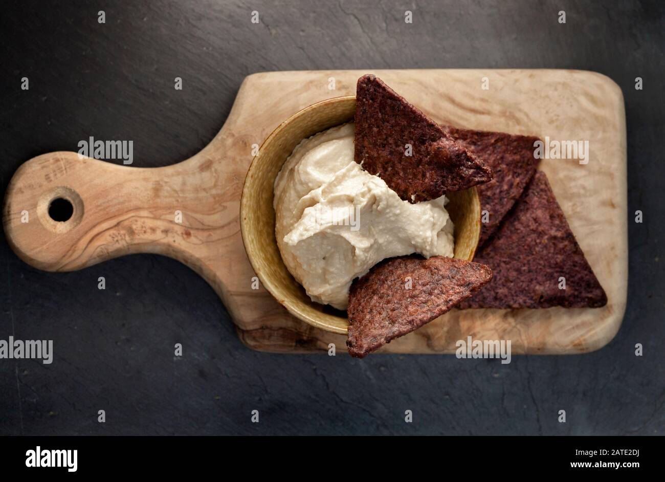 blue maiz tortilla chip e hummus Foto Stock