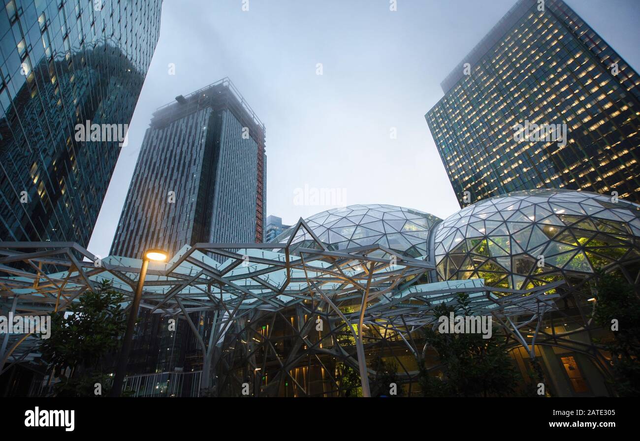 22-01-2018 : Vista delle sfere di Amazon presso la sede centrale e la torre degli uffici di Seattle, Washington USA Foto Stock