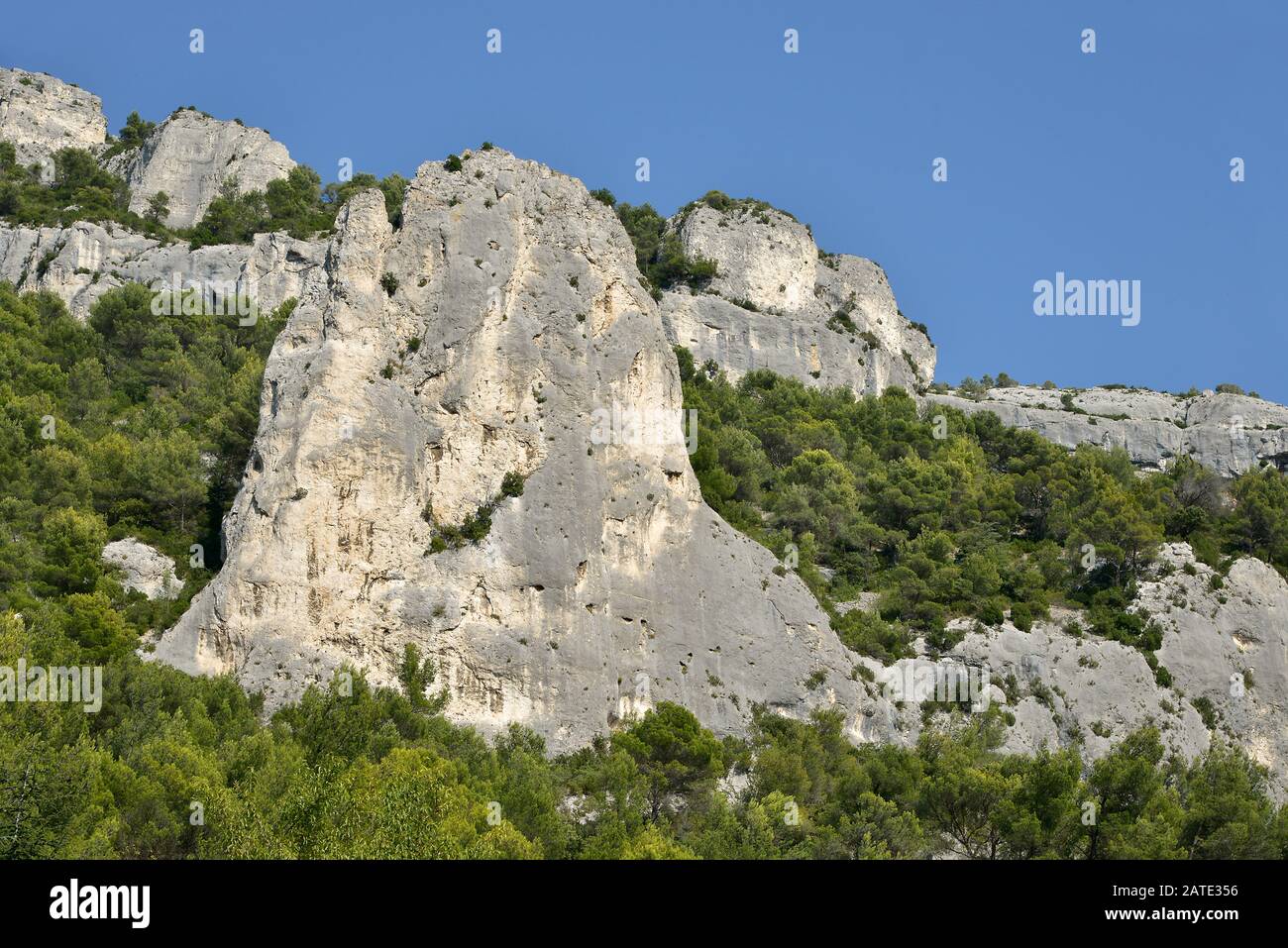 Grande roccia nella montagna di Fontaine de Vaucluse, un comune nel dipartimento di Vaucluse e la regione della Provenza-Alpi-Côte Azzurra in Francia Foto Stock