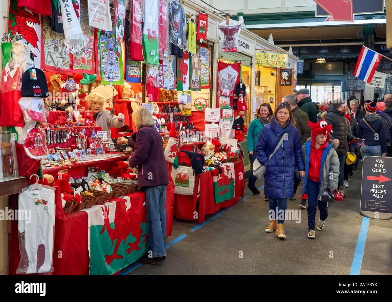 Un negozio di articoli da regalo gallese nel mercato interno di Cardiff Foto Stock