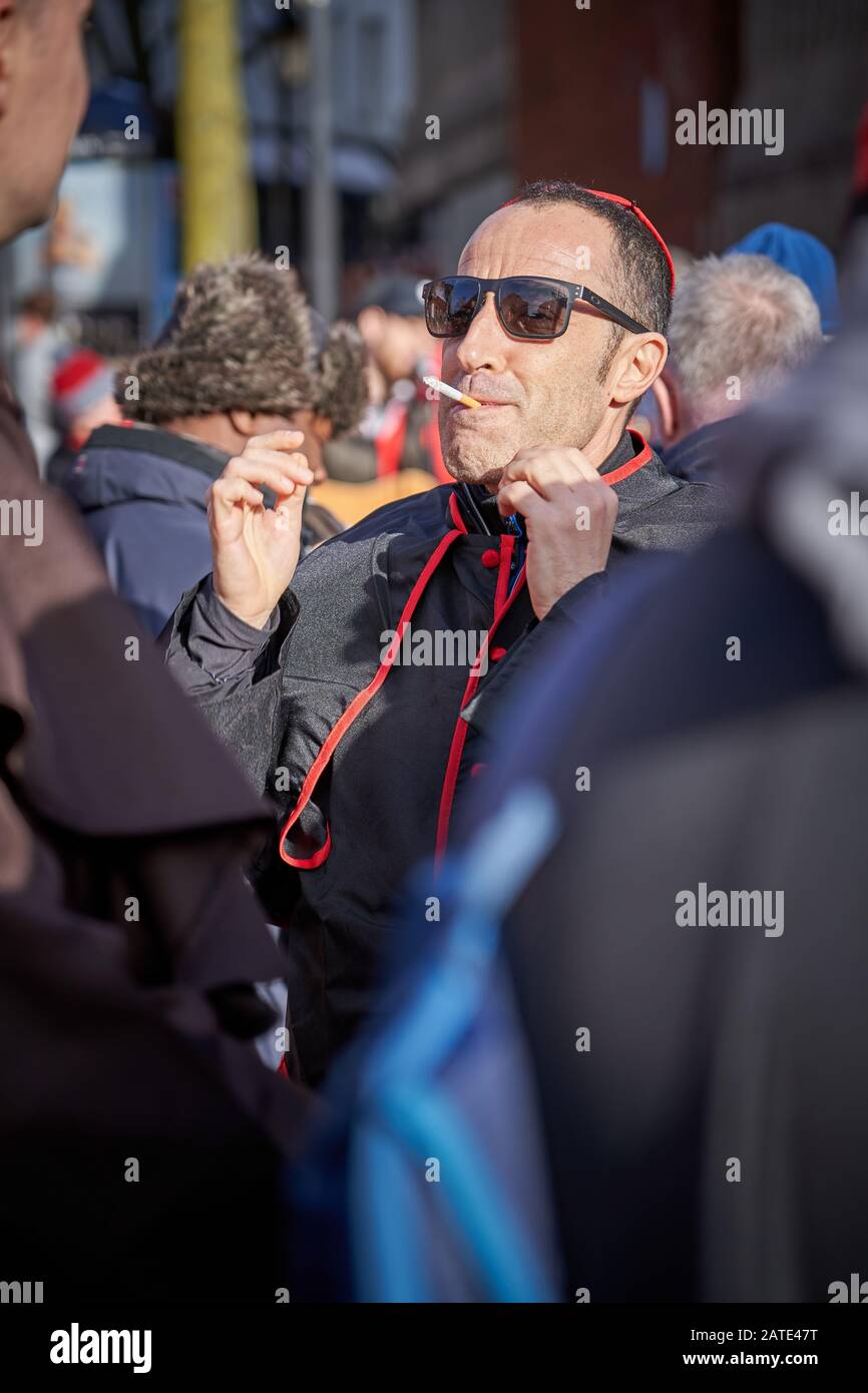 Fan del rugby italiano in costume cardinalizio il giorno della partita, Six Nations 2020, Cardiff Foto Stock