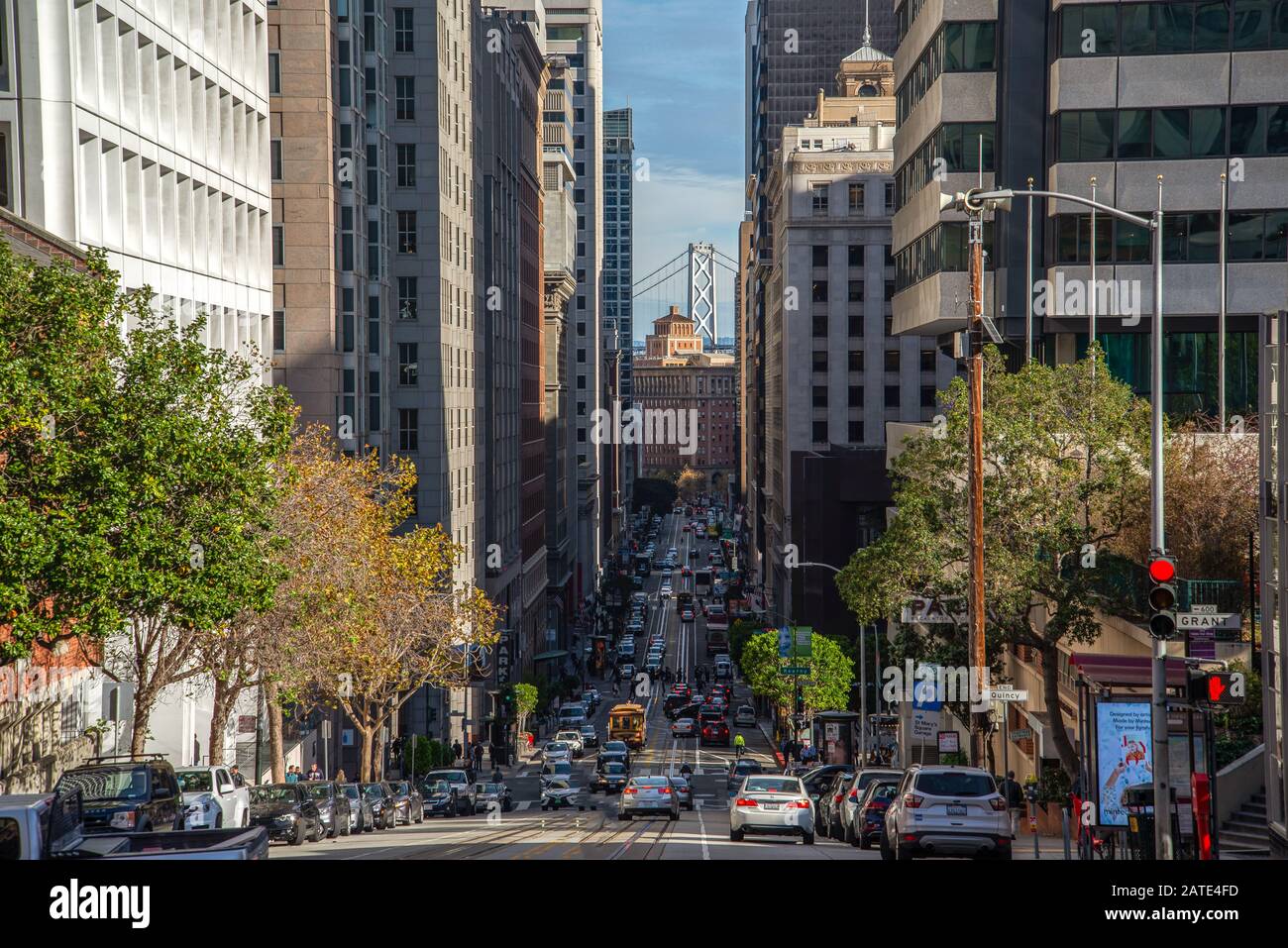 Vista classica delle tradizionali funivie storiche in sella alla famosa California Street, San Francisco, California, USA Foto Stock