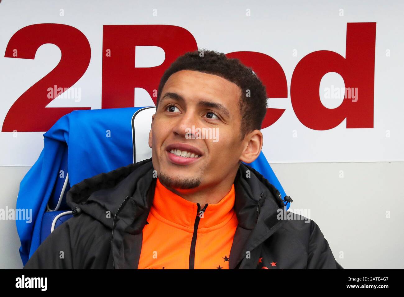 James Tavernier, Captain, Rangers FC, seduto al dugout, stadio di calcio Ibrox, Glasgow, Regno Unito Foto Stock