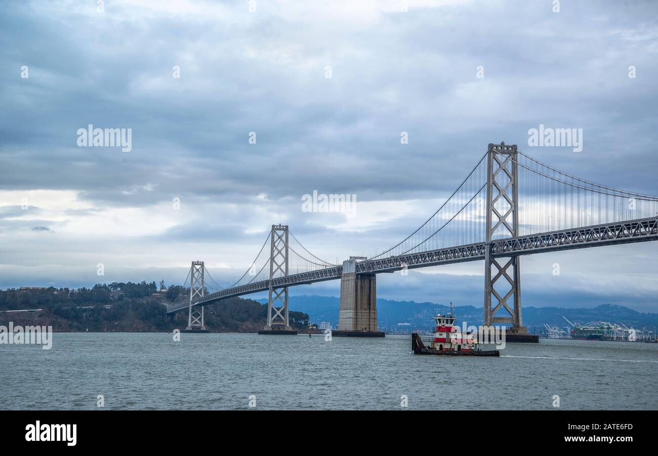 Classica vista panoramica del famoso Oakland Bay Bridge con lo skyline di San Francisco , California, Stati Uniti Foto Stock