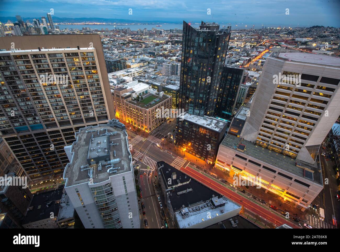 San Francisco Skyline di notte, California, Stati Uniti. Centro citta' e centro affari di San Francisco al tramonto Foto Stock