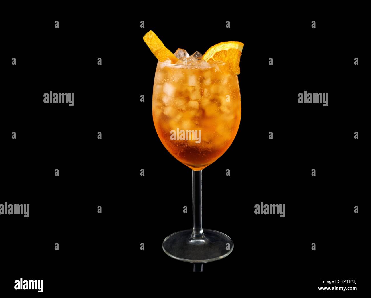 Bicchiere di cocktail aperol spritz isolato su sfondo nero Foto Stock