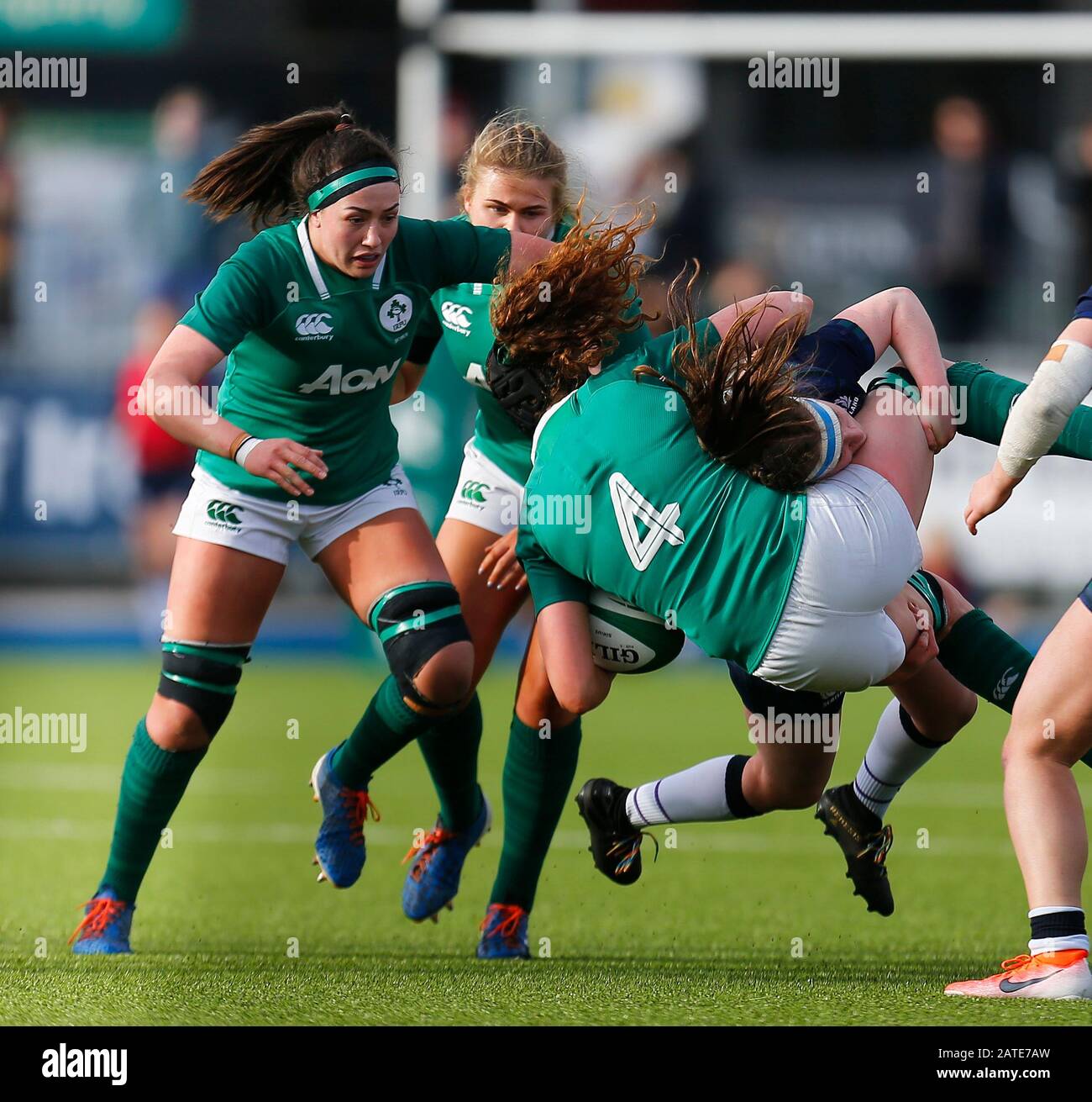 Energia Park, Dublino, Leinster, Irlanda. 2nd Feb, 2020. International Womens Rugby, Six Nations, Ireland Versus Scotland; Aoife McDermott of Ireland viene affrontato da Rachel McLachlan of Scotland Credit: Action Plus Sports/Alamy Live News Foto Stock