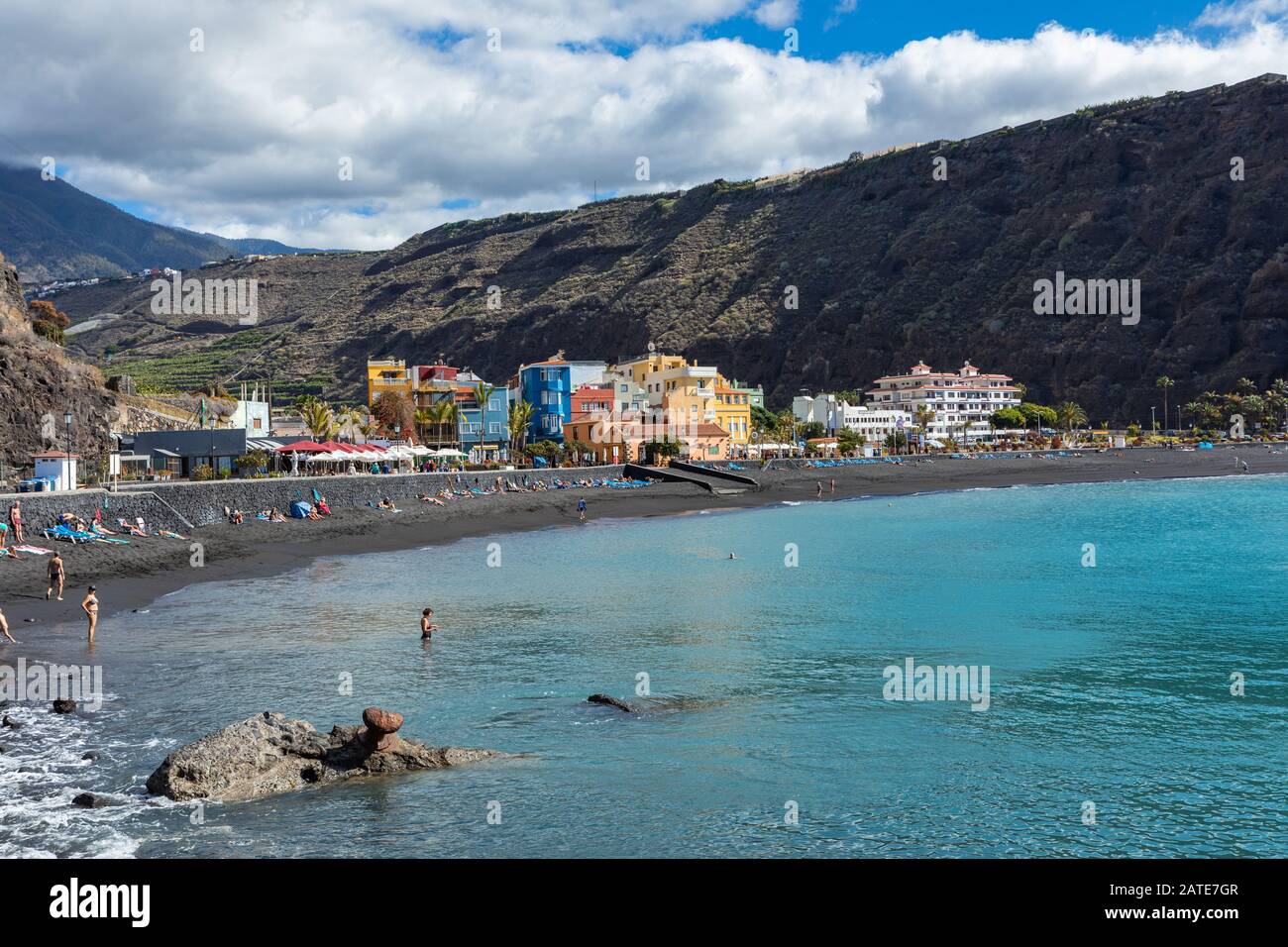 Spiaggia di Tazacorte con sabbia lavica nera all'isola di la Palma, Isole Canarie, Spagna. Foto Stock