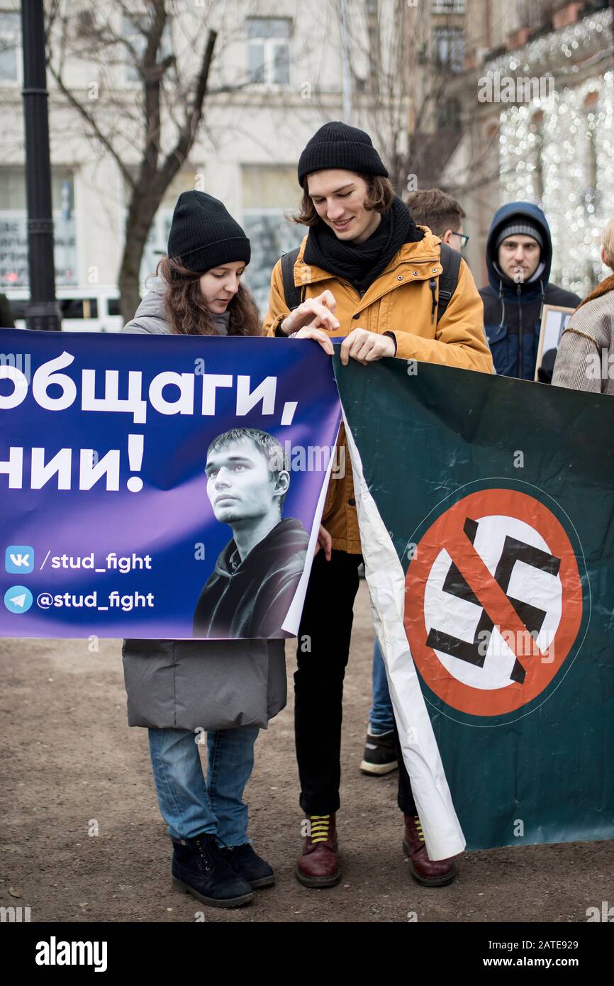 Mosca, Russia - 19 gennaio 2019, marzo per commemorare l'avvocato e giornalista dei diritti umani uccisi dai neonazisti russi. Ragazzo e ragazza con anti- Foto Stock