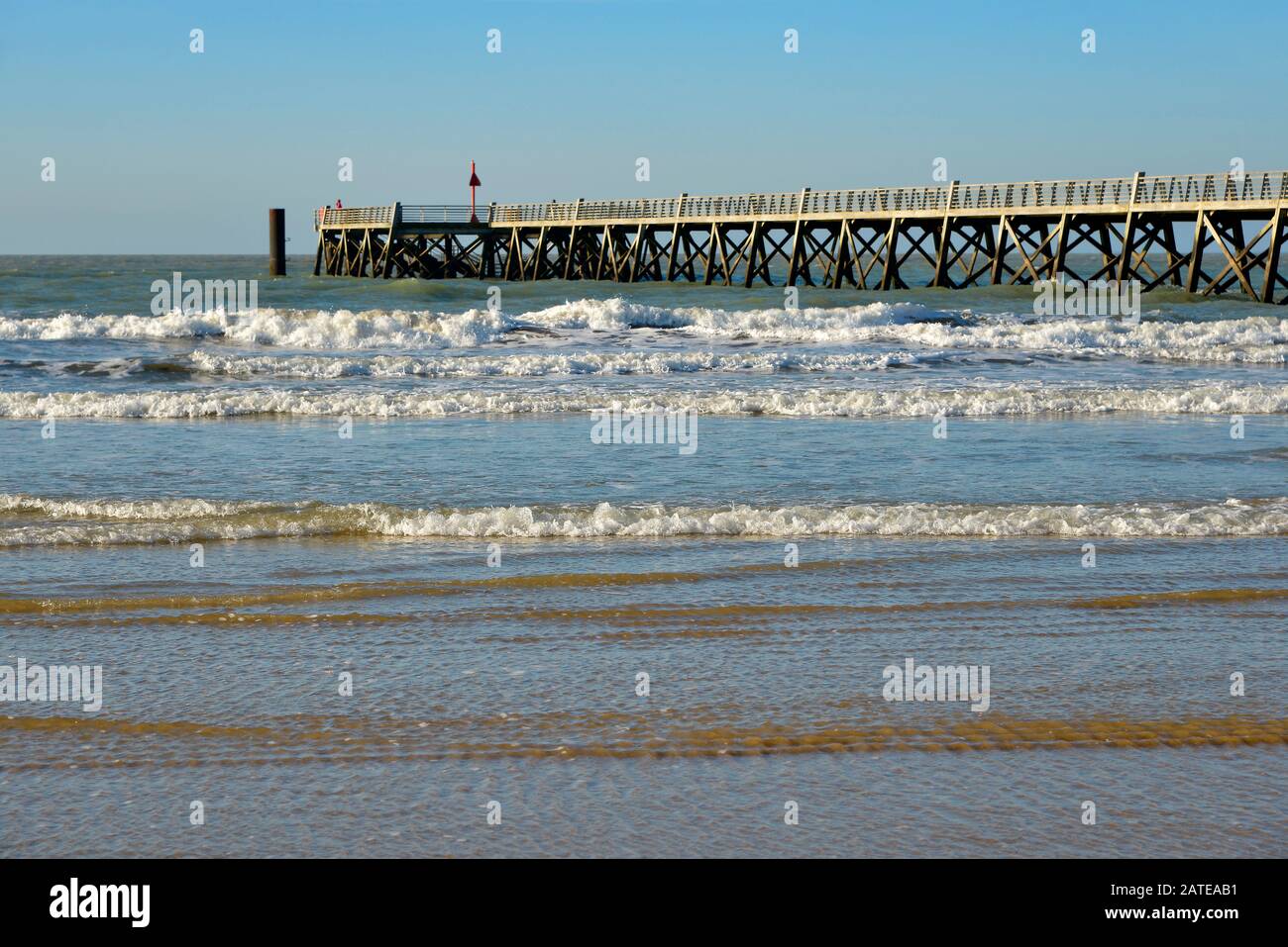 Spiaggia e molo di Saint-Jean-de-Monts, un comune nel dipartimento della Vandea nella regione della Loira nella Francia occidentale Foto Stock