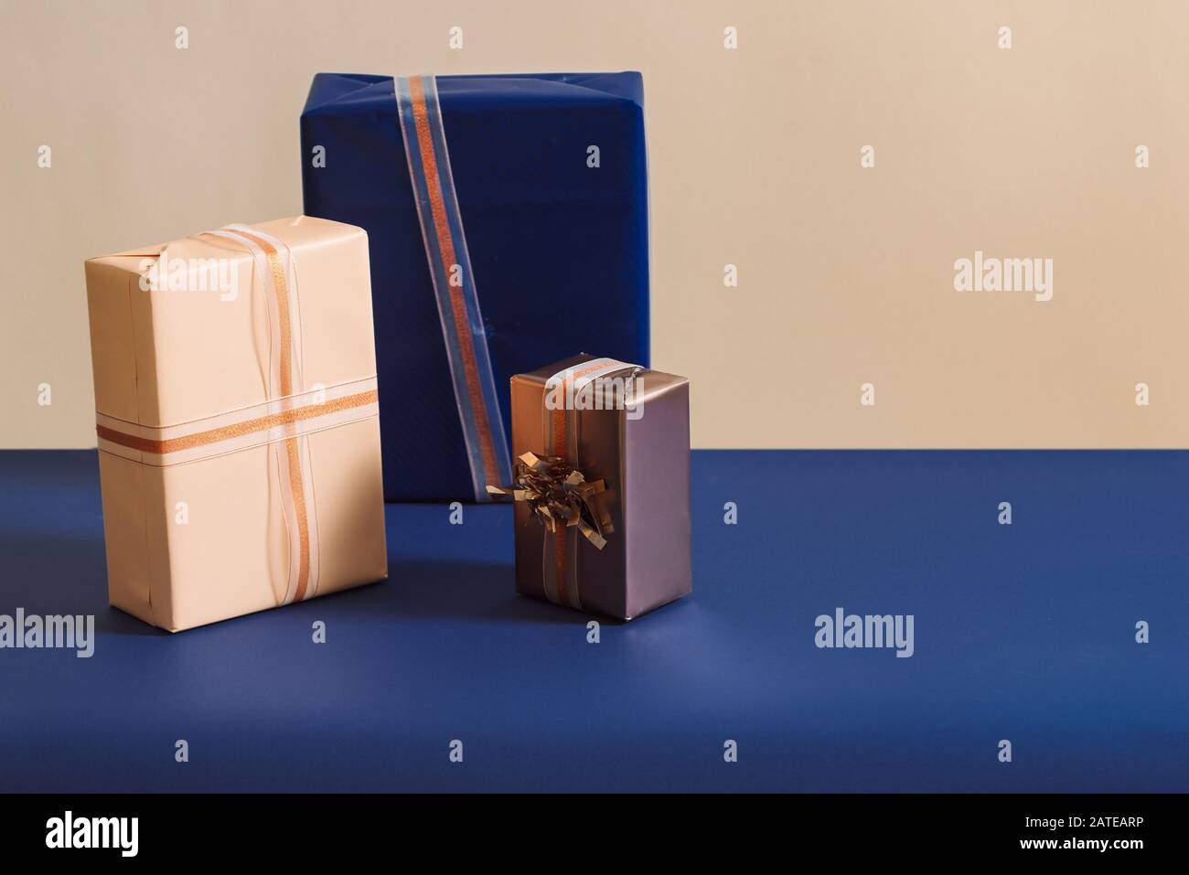 Preparazione di Natale concetto. Pila di diverse caselle colorate. Foto Stock