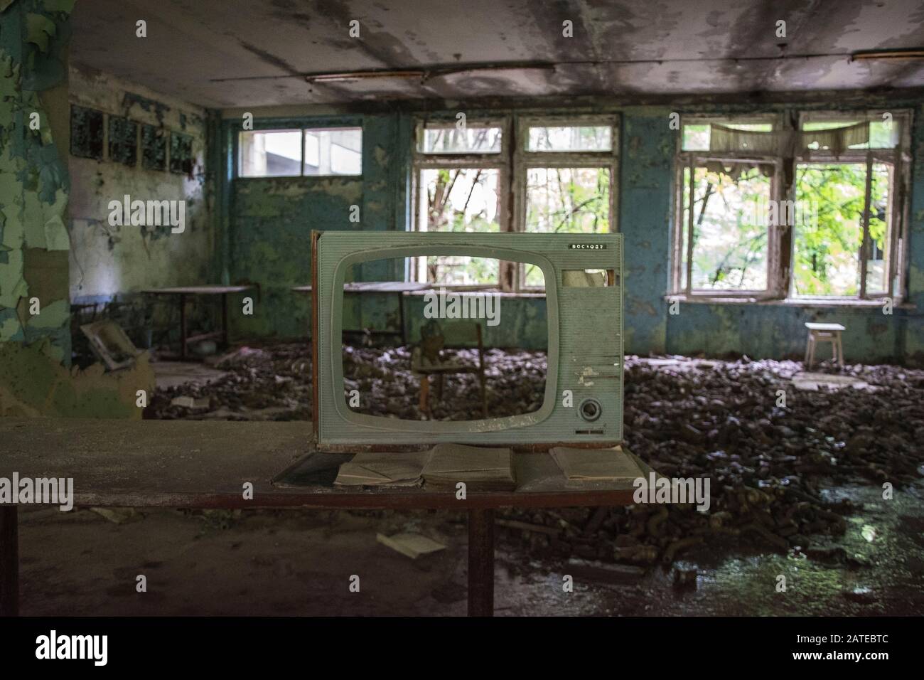 Sedia e vecchia TV nella scuola media n. 3 nella città fantasma di Pripyat, centrale nucleare di Chernobyl zona di Alienation, Ucraina Foto Stock