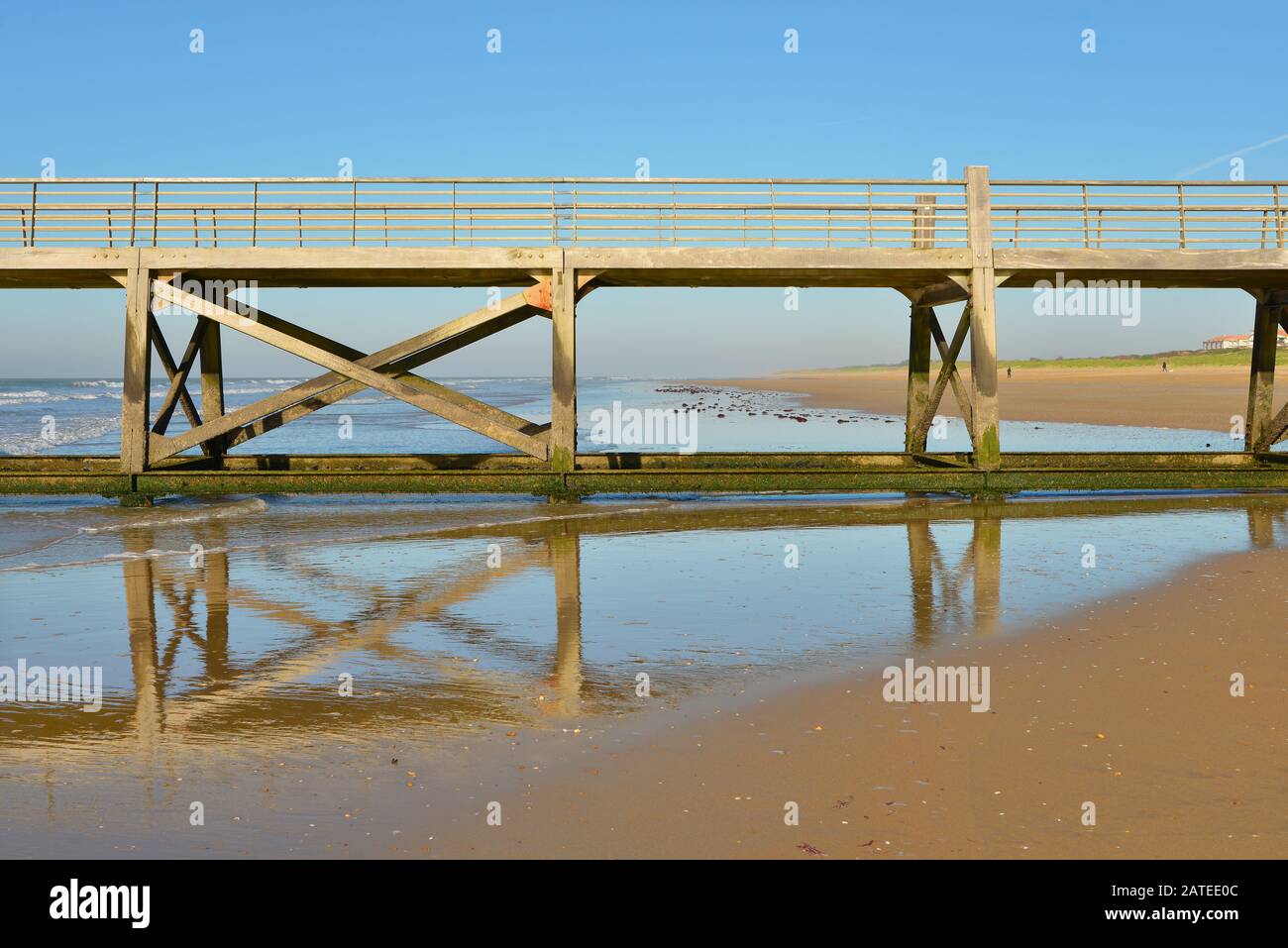 Dettaglio del molo sulla spiaggia di Saint-Jean-de-Monts, un comune nel dipartimento della Vandea nella regione della Loira nella Francia occidentale Foto Stock