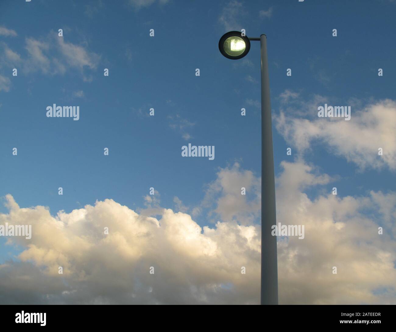 Post luce con nuvole in background Foto Stock