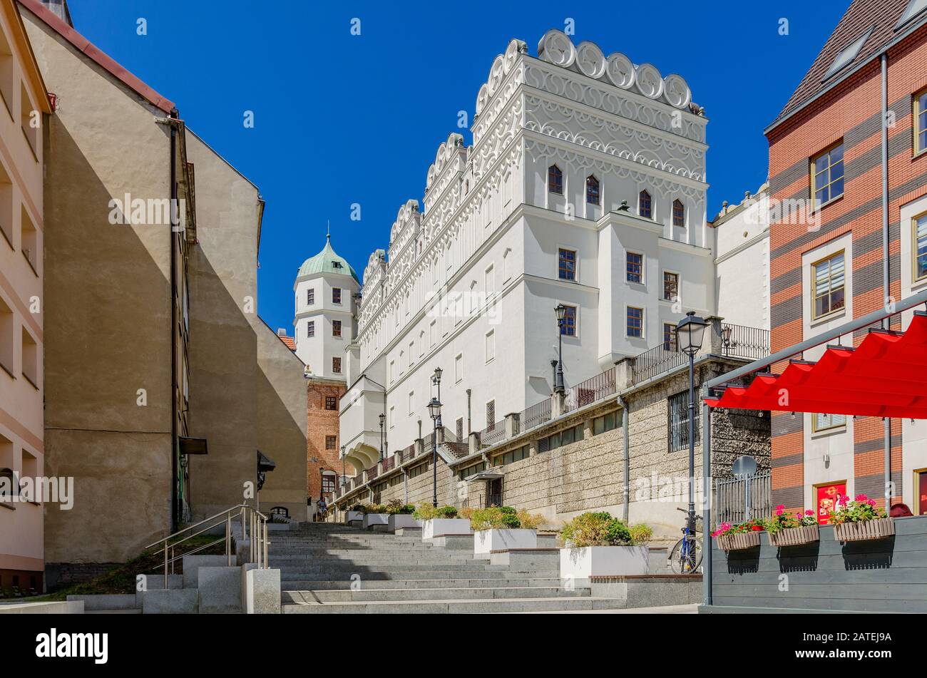 SZCZECIN, PROVINCIA DI POMERANIA OCCIDENTALE / POLONIA - 18 LUGLIO 2019. Castello dei Duchi di Pomerania, vista da via Kusnierska. Foto Stock