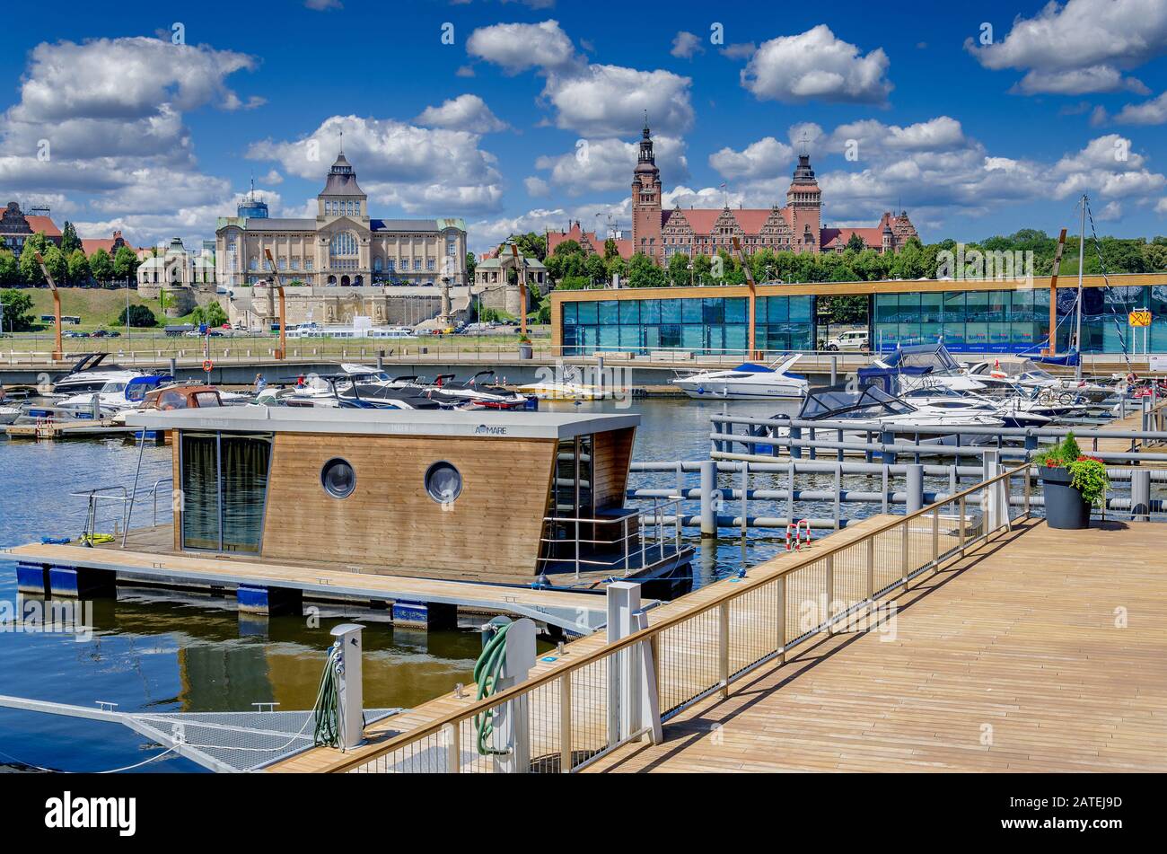 Szczecin, Provincia Della Pomerania Occidentale, Polonia. Marina sull'isola di Lasztownia, vista distante della Terrazza di Haken. Foto Stock