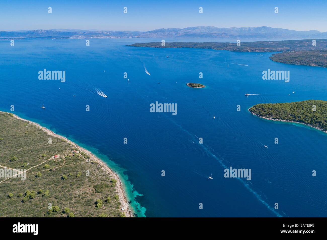 Veduta Aerea Dal Canale Del Mare Tra L'Isola Solta E Brac, Dalmazia, Croazia, Mare Adriatico, Mar Mediterraneo Foto Stock