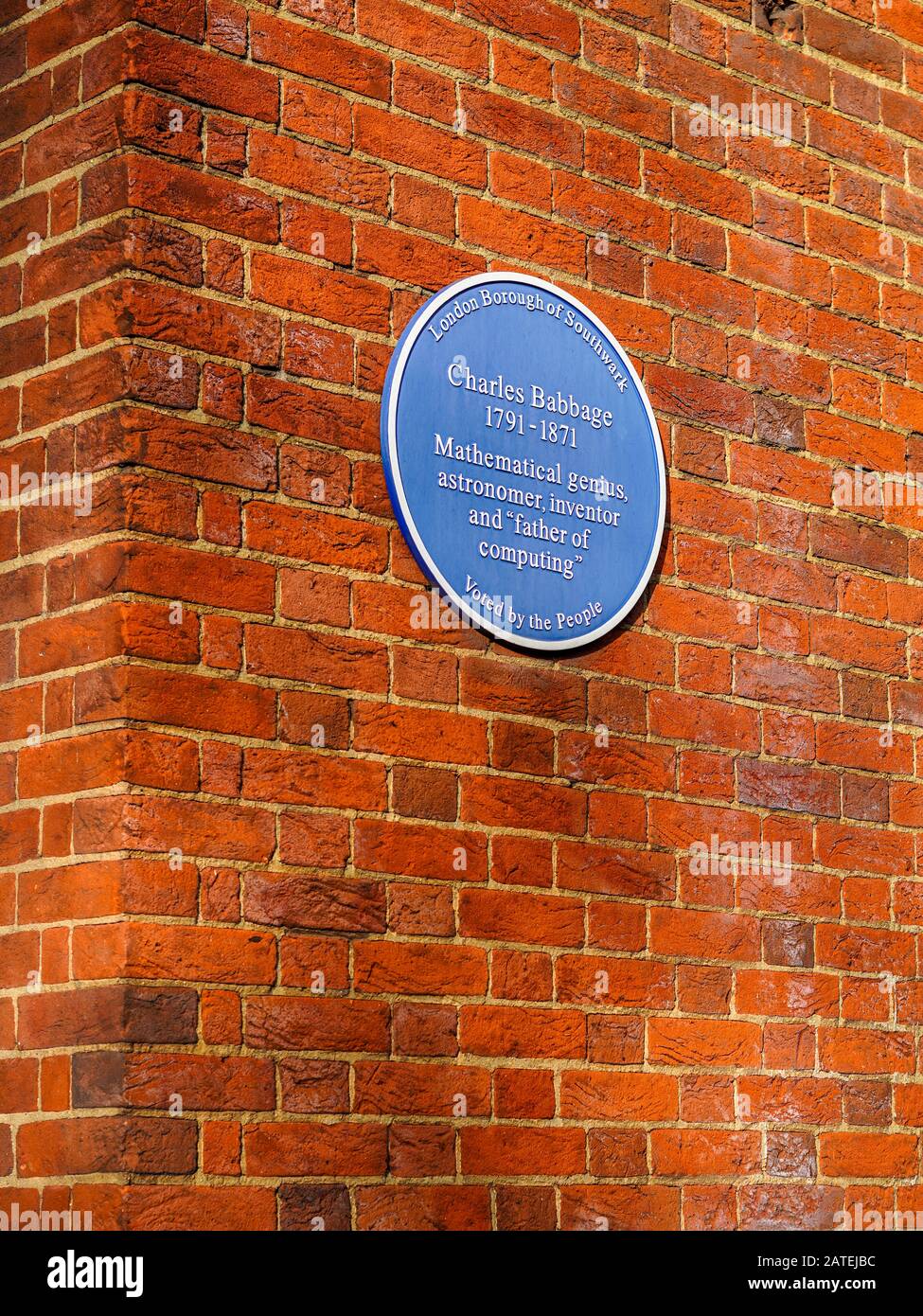 Charles Babbage Blue Plaque a Southwark South London che segna la sua nascita, Larcom Street (conosciuta come Crosby Row all'epoca). Foto Stock