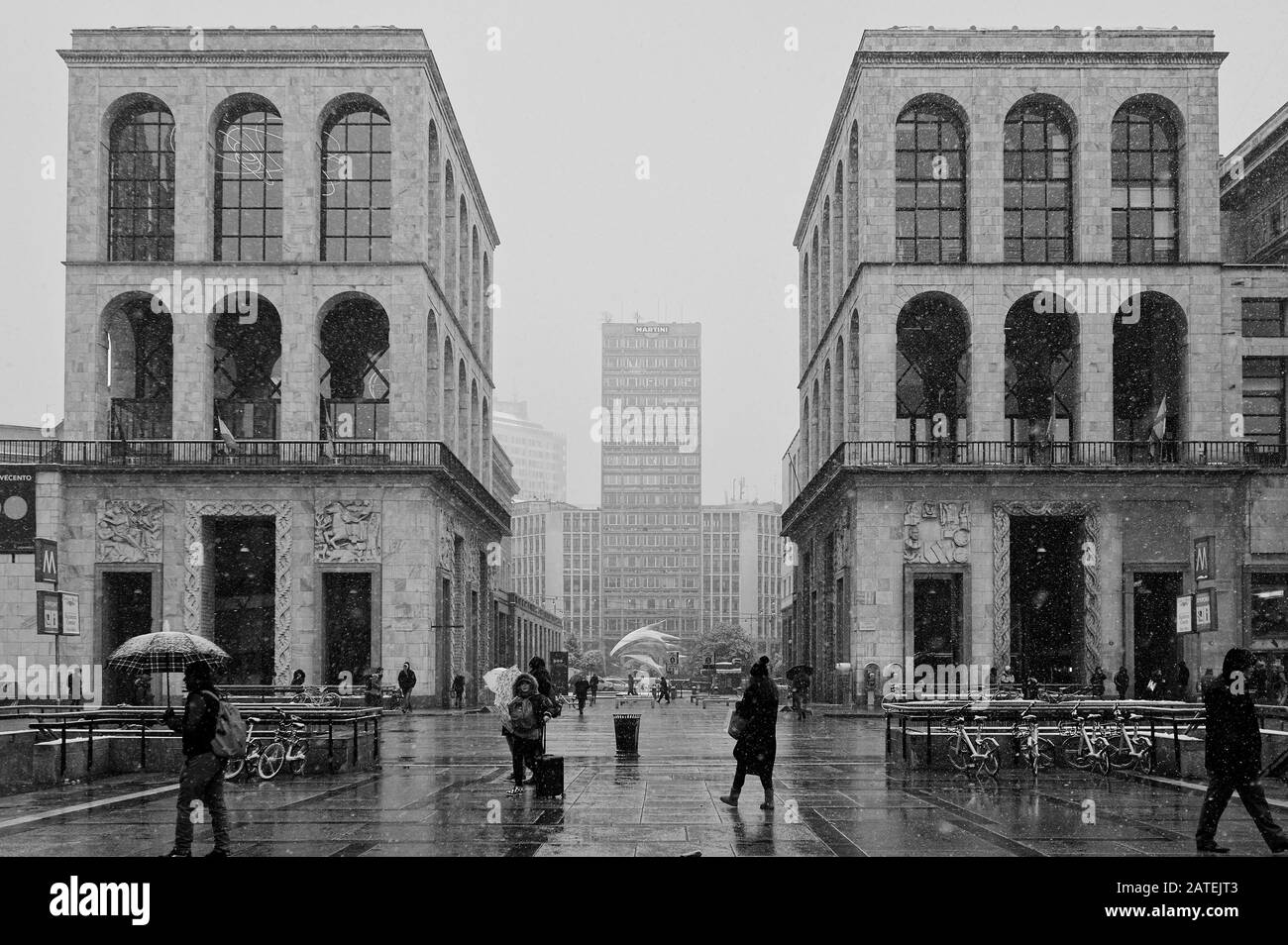 Edificio Arengario (Portaluppi, 1936) in Piazza del Duomo mentre nevica; sullo sfondo il grattacielo con la Terrazza Martini. Milano, Italia. Foto Stock