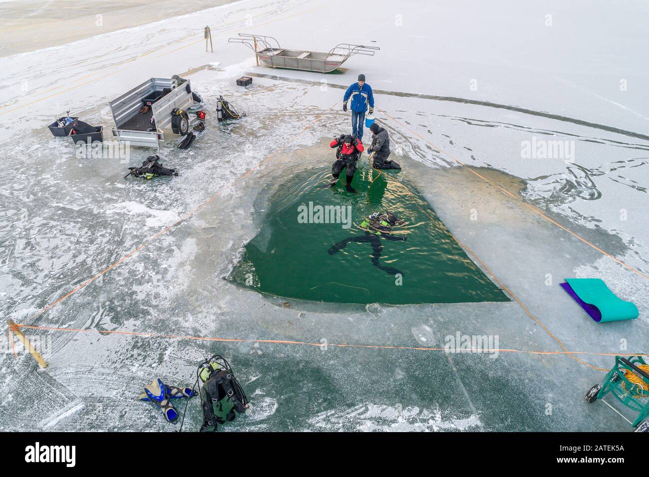 Veduta aerea da Weissensee con buca per le immersioni sul ghiaccio, Weissensee, Carinzia, Austria Foto Stock