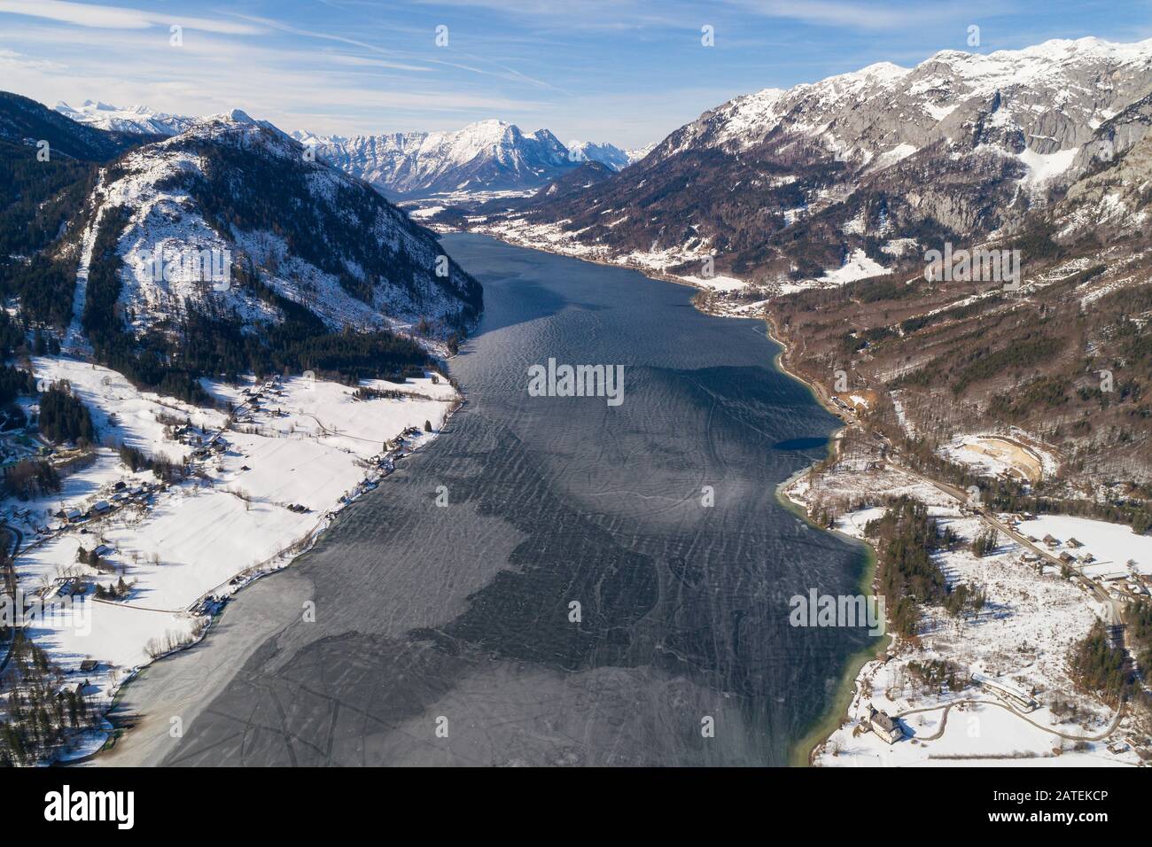 Veduta aerea da Frozen Grundlsee, Stiria, Austria Foto Stock