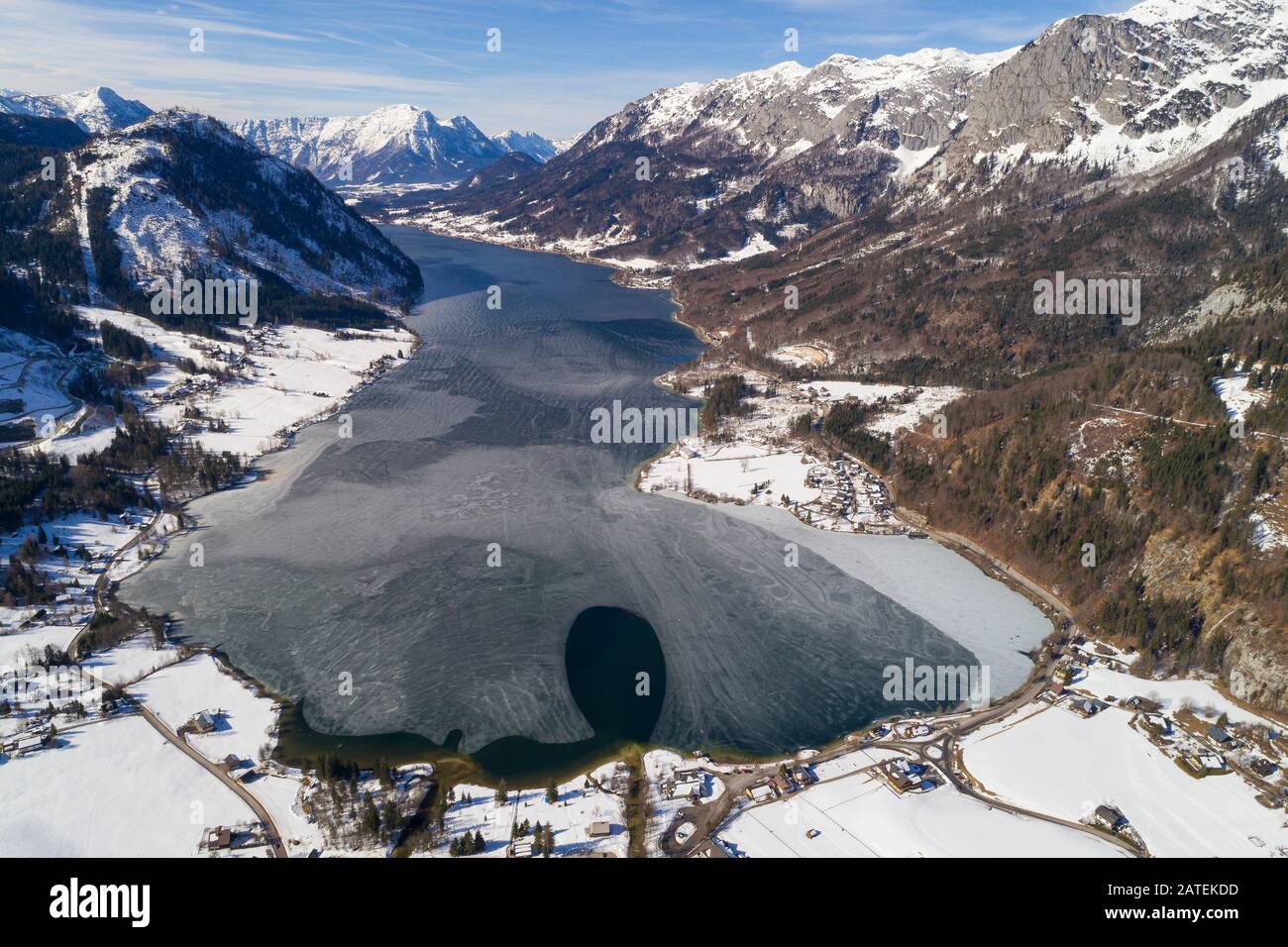 Veduta aerea da Frozen Grundlsee, Stiria, Austria Foto Stock