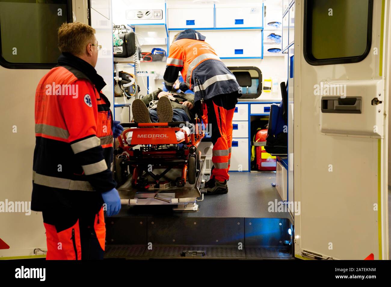 Arrivo dell'ambulanza con il paziente in ospedale, Karlovy Vary, Repubblica Ceca Foto Stock
