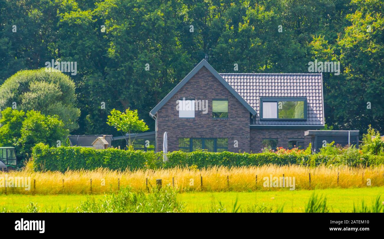 Campi con una casa colonica, paesaggio lato campagna di Bergen op zoom, Paesi Bassi Foto Stock