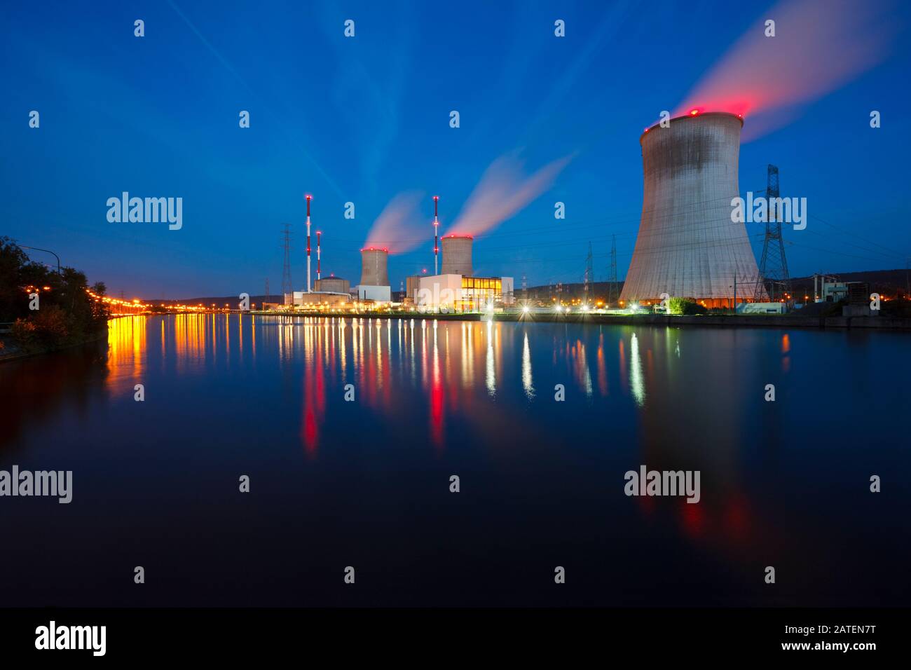 Colpo notturno della grande centrale nucleare Tihange vicino ad un fiume con cielo notturno blu. Foto Stock