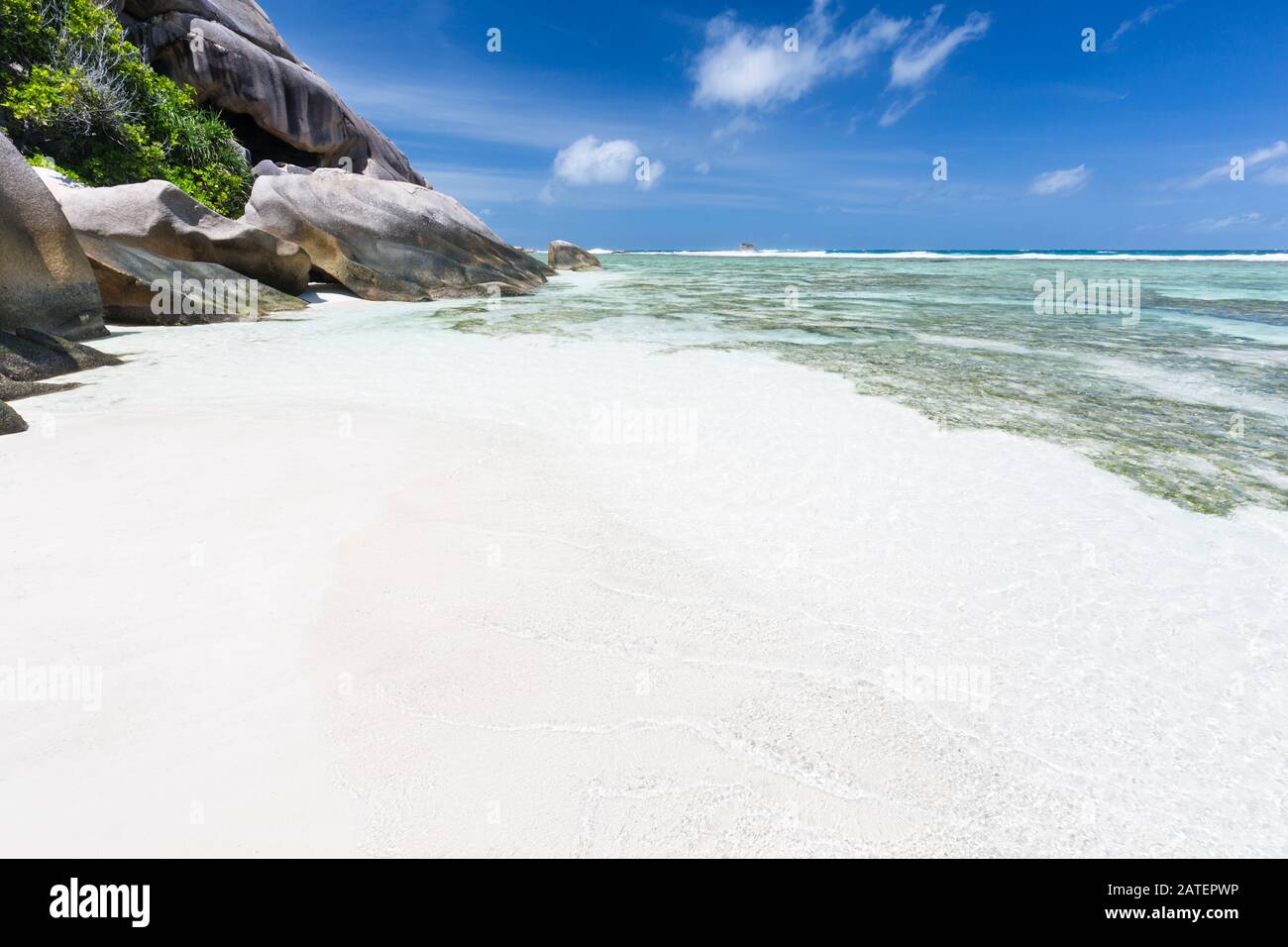 La bella spiaggia tropicale Anse Source D'Argent a la Digue, Seychelles con acque cristalline, rocce di granito e barriere coralline nella laguna Foto Stock