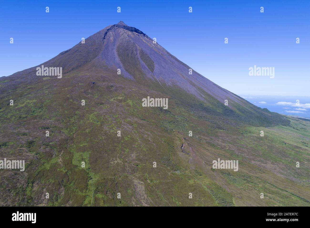 Veduta aerea del Monte Pico, Ponta do Pico, il Monte Pico è la più alta elevazione del Medio Atlantico Ridge, Acores Foto Stock