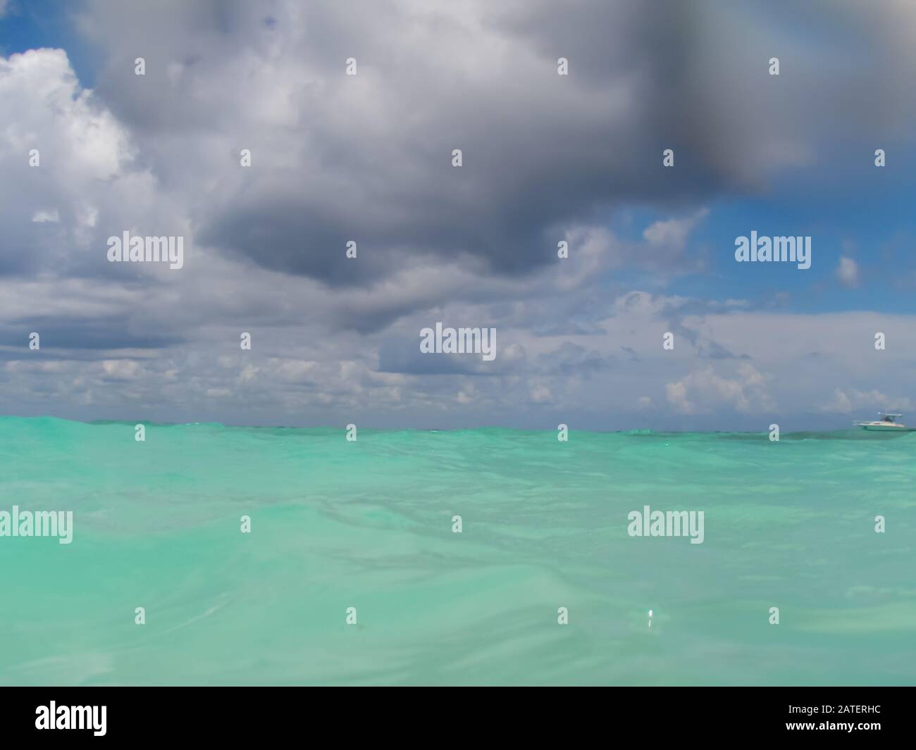 increspature sul mare turchese e cielo nuvoloso all'orizzonte, concetto di freschezza Foto Stock