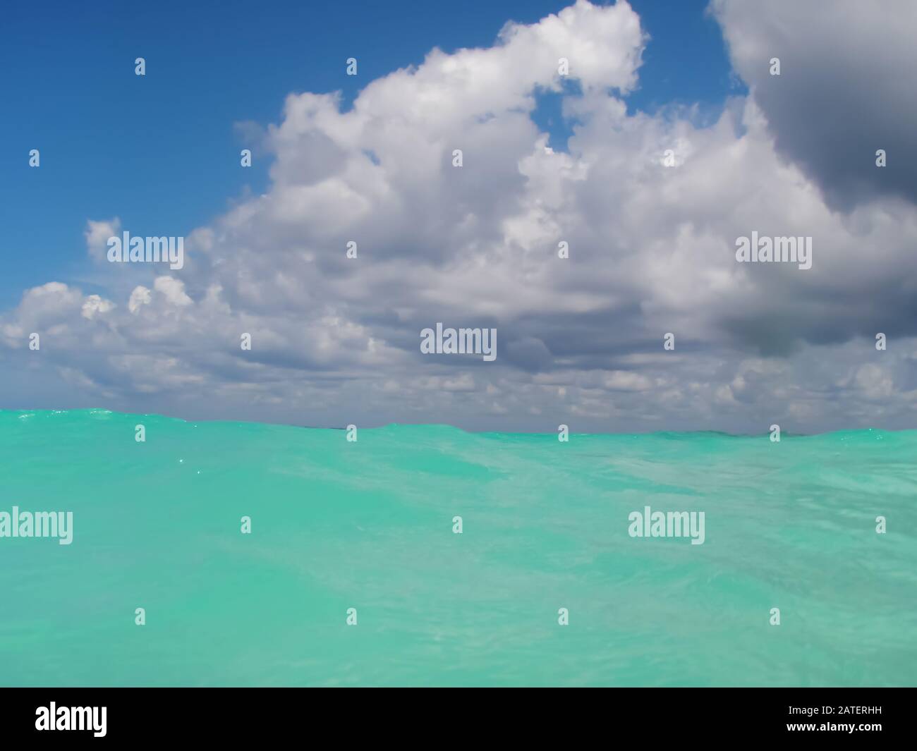 Orizzonte infinito sull'acqua sul mare dei Caraibi e cielo nuvoloso sull'orizzonte, concetto infinito Foto Stock